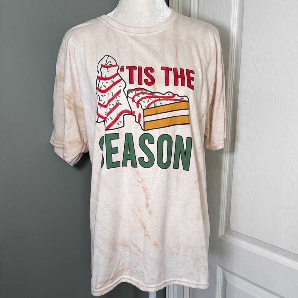 Christmas Cake Graphic T-Shirt ‘Tis The Season Tea stained Beige Size Large